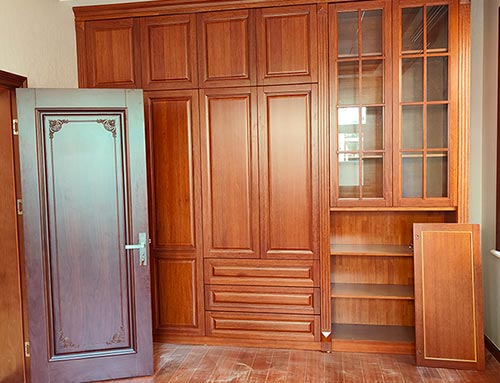 辽源中式家庭装修里定制的实木衣柜效果图